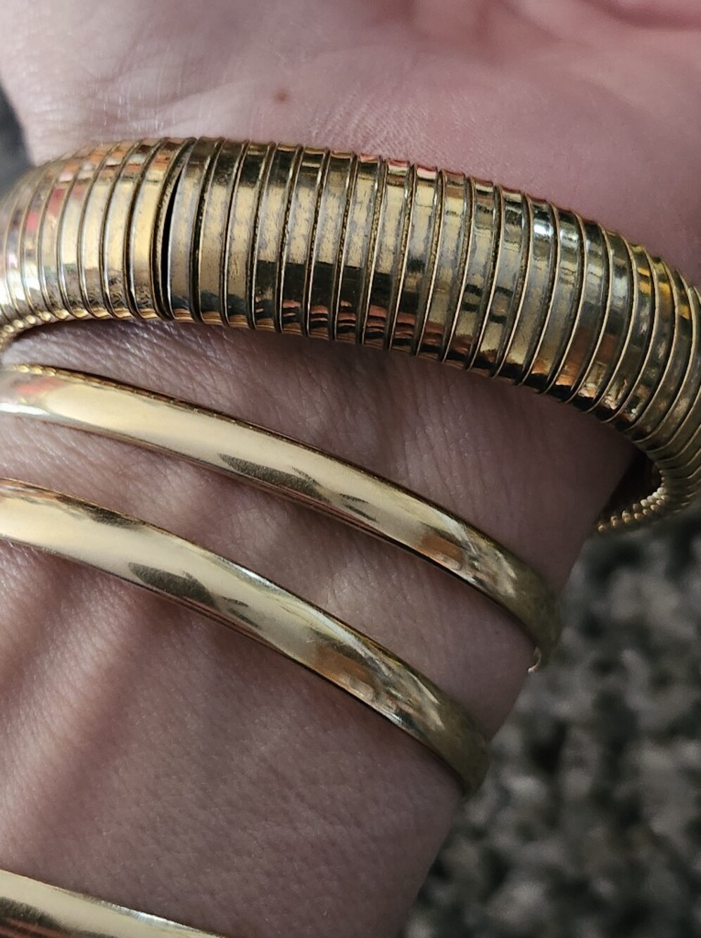 Elegant Gold Tone Ribbed Stretch Bangle Bracelet - Picture 10 of 12